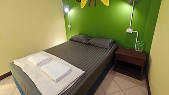 THE FUNKY MONKEY HOSTEL - 18 to 40 only