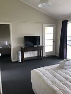 Valmai House & Motel