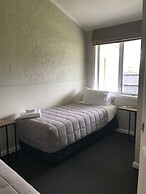 Valmai House & Motel