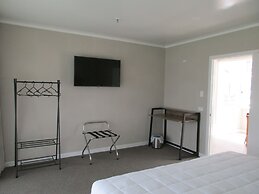 Valmai House & Motel
