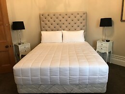 Valmai House & Motel