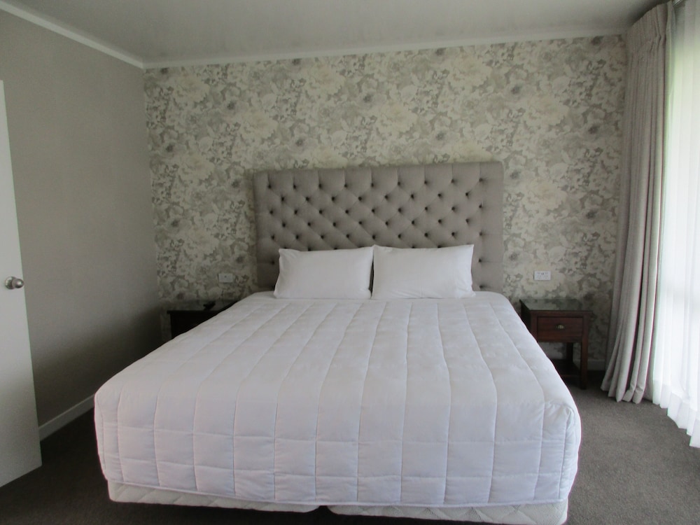 Valmai House & Motel