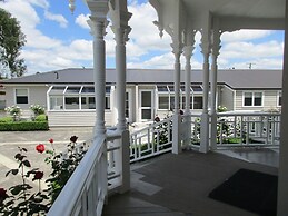 Valmai House & Motel