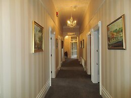 Valmai House & Motel