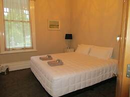 Valmai House & Motel