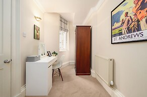 Elegant 3-Bedroom Flat in West End