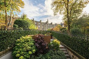 Elegant 3-Bedroom Flat in West End