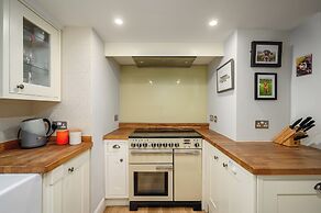 Elegant 3-Bedroom Flat in West End