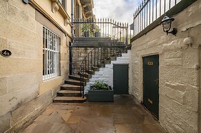 Elegant 3-Bedroom Flat in West End