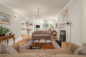 Elegant 3-Bedroom Flat in West End