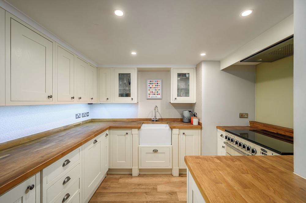 Elegant 3-Bedroom Flat in West End