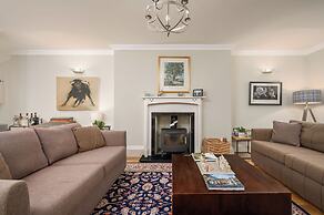 Elegant 3-Bedroom Flat in West End