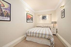 Elegant 3-Bedroom Flat in West End