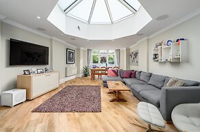 Elegant 3-Bedroom Flat in West End