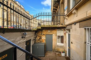 Elegant 3-Bedroom Flat in West End