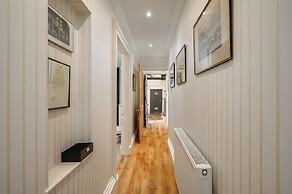 Elegant 3-Bedroom Flat in West End