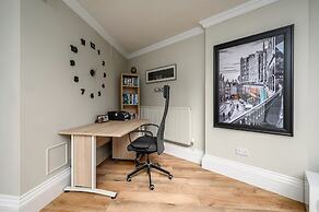 Elegant 3-Bedroom Flat in West End