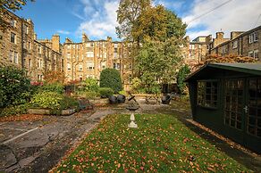 Elegant 3-Bedroom Flat in West End