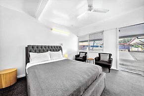 Pearly Shell Motel