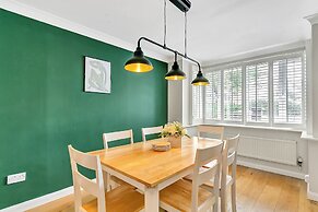 Homely 4 Bedroom House Addlestone