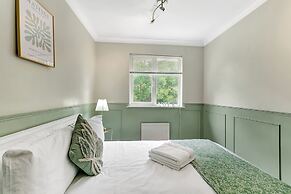 Homely 4 Bedroom House Addlestone