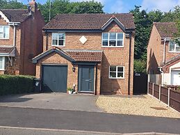 3 Bed House - Sleeps 5 - Pets - Parking