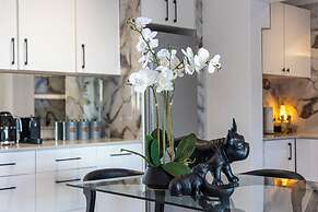 YOLO Spaces - Clifton Petite Villa