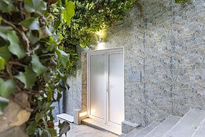 YOLO Spaces - Clifton Petite Villa
