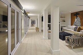 YOLO Spaces - Clifton Petite Villa