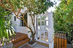 YOLO Spaces - Clifton Petite Villa