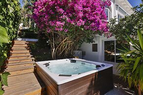 YOLO Spaces - Clifton Petite Villa