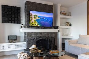 YOLO Spaces - Clifton Petite Villa