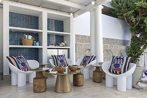 YOLO Spaces - Clifton Petite Villa