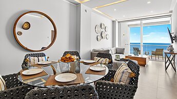 Beachfront 2BR - Pools & Balcony Views
