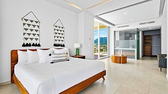 Beachfront 2BR - Pools & Balcony Views