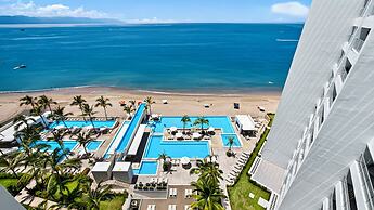 Beachfront 2BR - Pools & Balcony Views