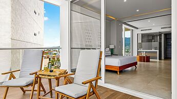 Beachfront 2BR - Pools & Balcony Views