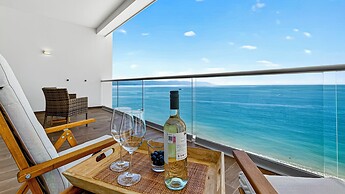 Beachfront 2BR - Pools & Balcony Views