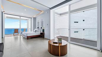 Beachfront 2BR - Pools & Balcony Views