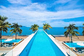 Beachfront 2BR - Pools & Balcony Views