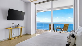 Beachfront 2BR - Pools & Balcony Views