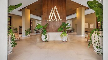Beachfront 2BR - Pools & Balcony Views