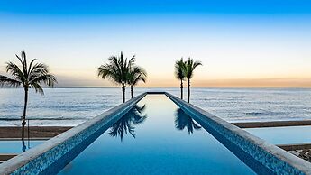 Beachfront 2BR - Pools & Balcony Views