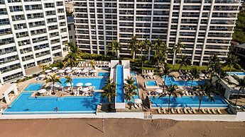 Beachfront 2BR - Pools & Balcony Views