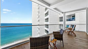 Beachfront 2BR - Pools & Balcony Views
