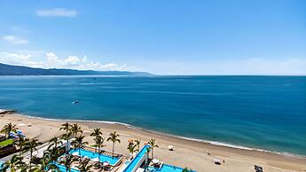 Beachfront 2BR - Pools & Balcony Views