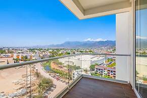 Beachfront 2BR - Pools & Balcony Views