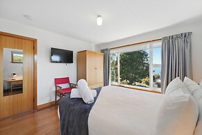 Coningham Beach House - 3 Bedrooms