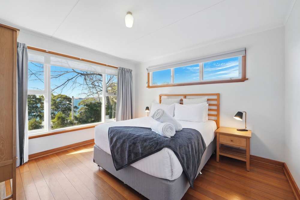 Coningham Beach House - 3 Bedrooms
