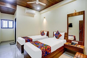 Fabhotel The Royal Park